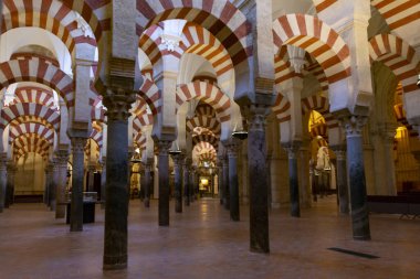 Ortaçağ bozkır mimarisi, Cordoba, Endülüs, İspanya 'daki eski camide sütunları olan renkli geçitler.