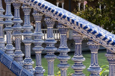 Eski tarihi Endülüs kasabası Seville, İspanya. İşlerin mimari detaylarını incele. Endülüs 'te yaz.