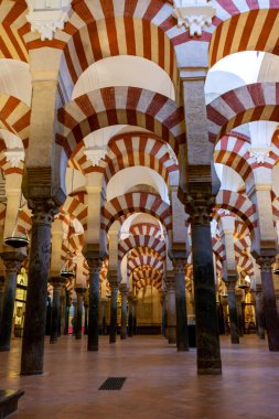 Ortaçağ bozkır mimarisi, Cordoba, Endülüs, İspanya 'daki eski camide sütunları olan renkli geçitler.