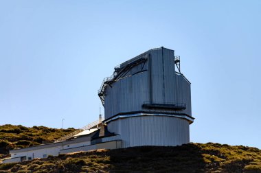 La Palma adasındaki uluslararası uzay gözlemevi ve teleskopların en yüksek dağ sırasındaki Roque de los muchachos, güneşli bir gün, Kanarya adaları, İspanya