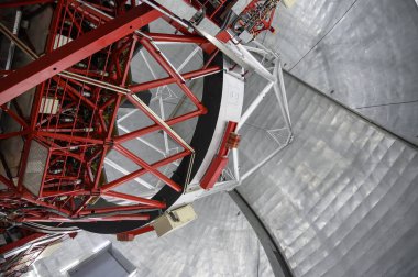 La Palma adasındaki Gran Telescopio Canarias teleskopunun uluslararası uzay gözlemevi ve manzarası en yüksek sıradağlık Roque de los muchachos, Kanarya Adaları, İspanya