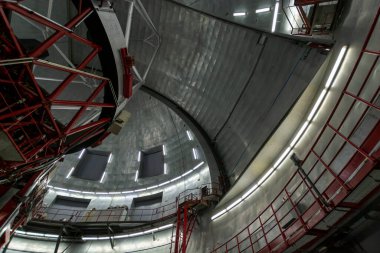 La Palma adasındaki Gran Telescopio Canarias teleskopunun uluslararası uzay gözlemevi ve manzarası en yüksek sıradağlık Roque de los muchachos, Kanarya Adaları, İspanya