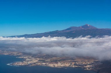Atlantik Okyanusu 'ndaki Tenerife Adası' ndaki hava panoramik manzarası Teide Dağı, volkanik manzara, Kanarya Adaları, İspanya
