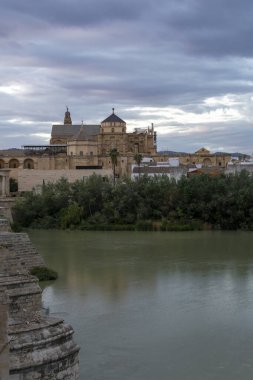 Günbatımında Cordoba, Endülüs, İspanya 'da yürümek