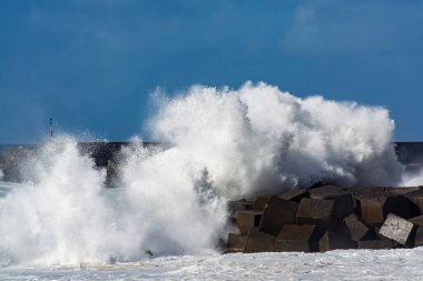 Fırtınalı kış günlerinde dalgalar Tazocorte limanında, La Palma adasında, Kanarya adalarında, İspanya