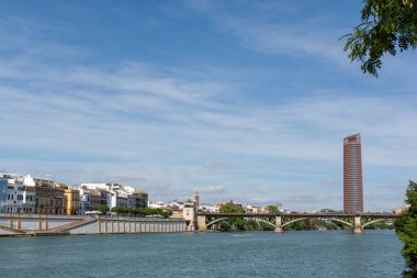 Endülüs şehri Sevilla, İspanya. Yazın Guadalquivir nehri ve Sevilla kulesi manzarası