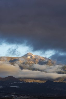 Tenerife 'de bulutlu panoramik manzara Teide Dağı' nın zirvesinde kar, volkanik manzara, Kanarya adaları, İspanya