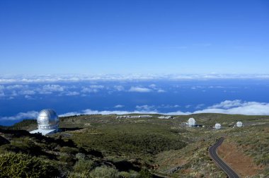 La Palma adasındaki uluslararası uzay gözlemevi ve teleskopların en yüksek dağ sırasındaki Roque de los muchachos, güneşli bir gün, Kanarya adaları, İspanya