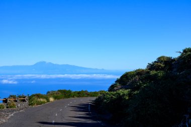 2021 'de güneşli bir günde Cumbre vieja volkanı patlamasından önce La Palma adasında en yüksek dağ olan Roque de los muchachos' a gitmek, İspanya 'nın Kanarya Adaları.