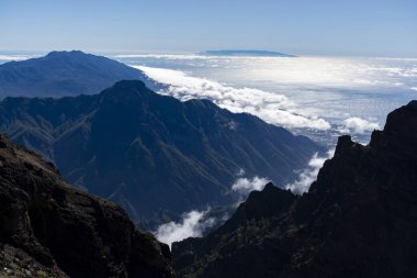 La Palma adasında en yüksek dağ sırasından panoramik manzara Roque de los muchachos, bulutların üzerinde güneşli bir gün, Kanarya adaları, İspanya