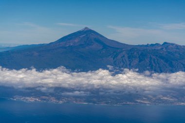 Tenerife adası etrafında uçan pervaneli uçak. Teide Dağı 'nın zirvesi, volkanik manzara, Kanarya adaları, İspanya.