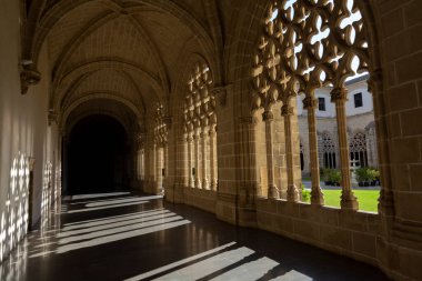 Jerez de la Frontera 'daki gotik kilise ve kemerlerin mimari detayları, güneş ışığı ve gölge, Endülüs, İspanya