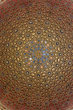 Kraliyet sarayının ahşap tavanının mimari detaylarını gösteren Mudejar tarzı bir manzara... eski Endülüs şehri Seville, İspanya.