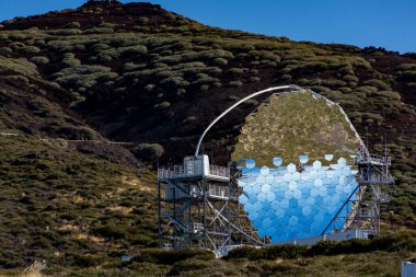 La Palma adasındaki uluslararası uzay gözlemevi ve teleskopların en yüksek dağ sırasındaki Roque de los muchachos, güneşli bir gün, Kanarya adaları, İspanya