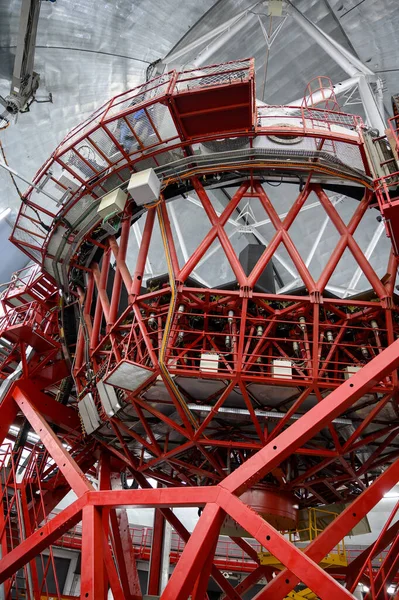 La Palma adasındaki Gran Telescopio Canarias teleskopunun uluslararası uzay gözlemevi ve manzarası en yüksek sıradağlık Roque de los muchachos, Kanarya Adaları, İspanya