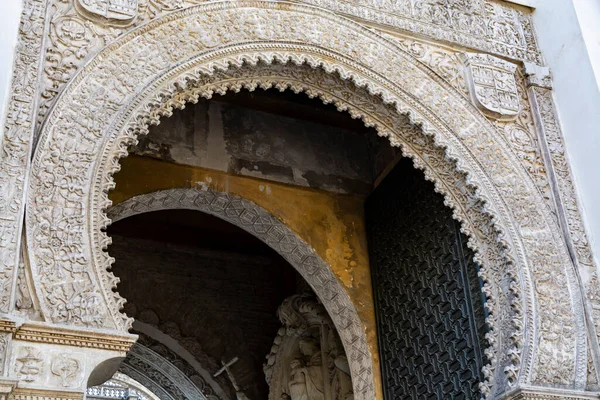 Eski tarihi Endülüs kasabası Seville, İspanya. Yazın Gotik Katedral Kilisesi 'nin mimari detaylarını incele