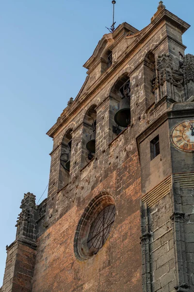 El Puerto de Santa Mara 'nın eski kısımlarında yürümek, Şeri şarabı yapmak, Endülüs, İspanya yazın, sokak kafesi.