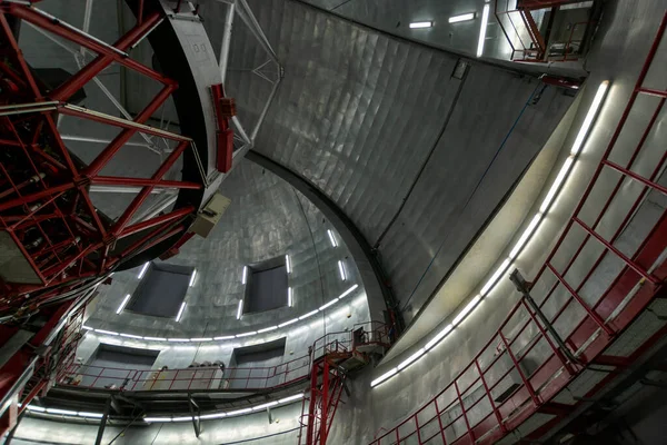 La Palma adasındaki Gran Telescopio Canarias teleskopunun uluslararası uzay gözlemevi ve manzarası en yüksek sıradağlık Roque de los muchachos, Kanarya Adaları, İspanya