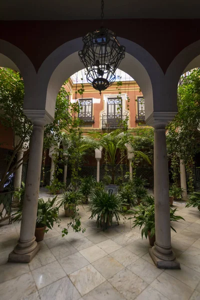 Estilo Andaluz Patio Con Plantas Arcos Verdes Casco Antiguo Sevilla —  Fotos de Stock