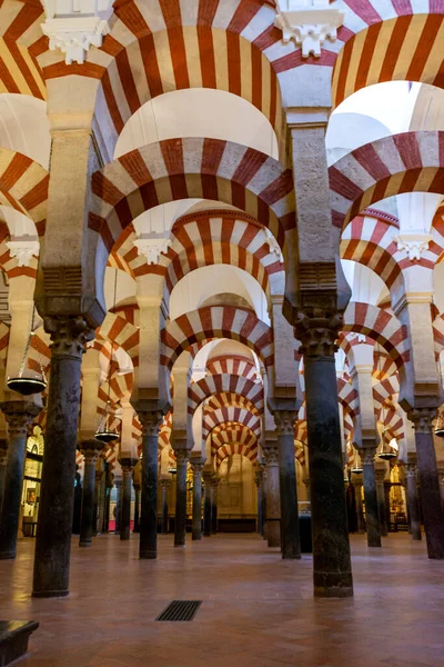 Ortaçağ bozkır mimarisi, Cordoba, Endülüs, İspanya 'daki eski camide sütunları olan renkli geçitler.