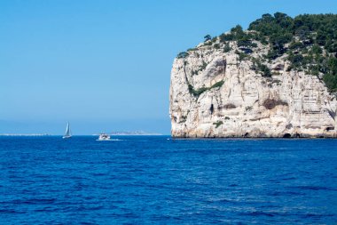 Cassis yakınlarında beyaz kumlu plajlı Calanque d 'En-vau manzarası, Fransa' nın Provence kentindeki Calanques ulusal parkına tekne gezisi