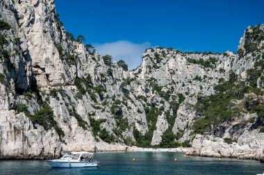 Cassis yakınlarında beyaz kumlu plajlı Calanque d 'En-vau manzarası, Fransa' nın Provence kentindeki Calanques ulusal parkına tekne gezisi