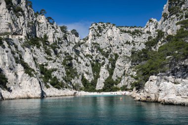 Cassis yakınlarında beyaz kumlu plajlı Calanque d 'En-vau manzarası, Fransa' nın Provence kentindeki Calanques ulusal parkına tekne gezisi