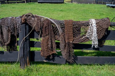 Hayat eski balıkçıların köyüdür. Açık havada balıkçı ağları kurur.
