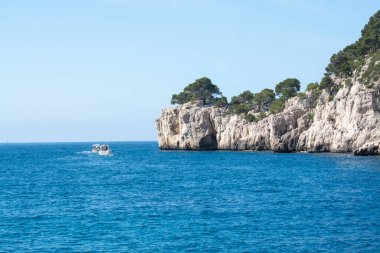 Cassis yakınlarındaki Calanque de Port Pin 'de manzara, Fransa' nın Provence kentindeki Calanques Ulusal Parkı 'na tekne gezisi