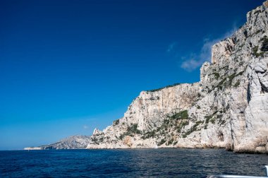 Kireçtaşı kayalıkları ve Cassis yakınlarındaki mavi deniz Provence, Fransa 'daki Calanques Ulusal Parkı' na tekne gezisi.