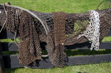 Hayat eski balıkçıların köyüdür. Açık havada balıkçı ağları kurur.