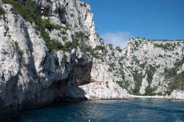 Cassis yakınlarında beyaz kumlu plajlı Calanque d 'En-vau manzarası, Fransa' nın Provence kentindeki Calanques ulusal parkına tekne gezisi