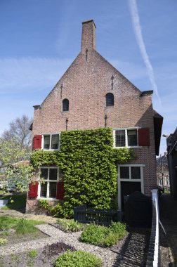 İlkbaharda Hollanda, Enkhuizen 'de tarihi Hollandalı balıkçıların köyünde yürüyüş