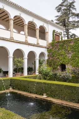 İlkbaharda Alhambra, Granada, Endülüs, İspanya 'daki Ortaçağ sarayının bahçeleri ve alımları Generalife