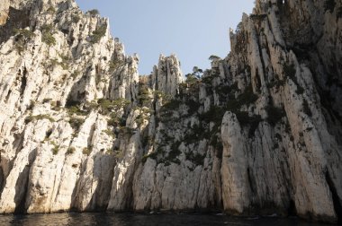 Kireçtaşı kayalıkları ve Cassis yakınlarındaki mavi deniz Provence, Fransa 'daki Calanques Ulusal Parkı' na tekne gezisi.