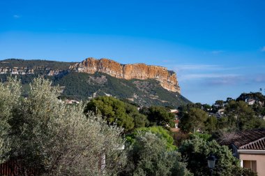Cassis, Provence, Fransa 'daki kızıl kayalıkların panoramik manzarası yaz mevsimi.