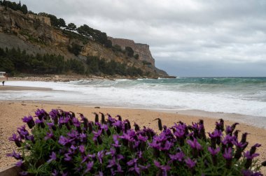 Denizde fırtına, Cassis, Provence, Fransa 'daki sarı kumlu sahilde yüksek dalgalar.