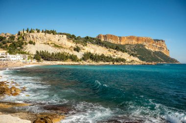 Provencal Cassis sahilinden manzara, Fransa 'nın Provence kentindeki Calanques Ulusal Parkı' na tekne gezisi