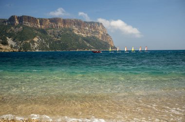Kayalıkların panoramik manzarası, Plage du Bestouan sahilinde açık deniz suyu Cassis, Provence, Fransa
