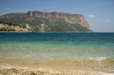 Kayalıkların panoramik manzarası, Plage du Bestouan sahilinde açık deniz suyu Cassis, Provence, Fransa