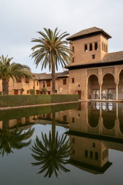 Eski duvarlar, bahçeler ve ortaçağ kalesi Alhambra, Granada, Endülüs, İspanya