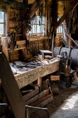 Tekne tamiri için el yapımı ekipman. Hayat yaşlı FDutchh Isherman 'ın köyü.