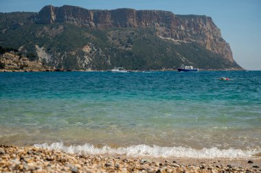 Kayalıkların panoramik manzarası, Plage du Bestouan sahilinde açık deniz suyu Cassis, Provence, Fransa