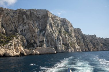 Kireçtaşı kayalıkları ve Cassis yakınlarındaki mavi deniz Provence, Fransa 'daki Calanques Ulusal Parkı' na tekne gezisi.