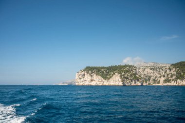 Kireçtaşı kayalıkları ve Cassis yakınlarındaki mavi deniz Provence, Fransa 'daki Calanques Ulusal Parkı' na tekne gezisi.