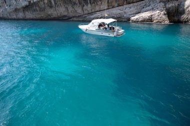 Cassis yakınlarında beyaz kumlu plajlı Calanque d 'En-vau manzarası, Fransa' nın Provence kentindeki Calanques ulusal parkına tekne gezisi