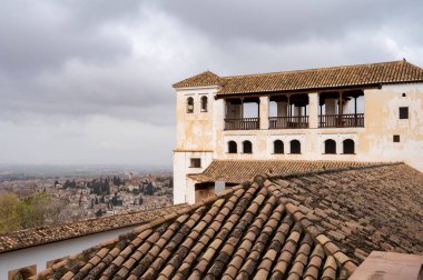 İlkbaharda Alhambra, Granada, Endülüs, İspanya 'daki Ortaçağ sarayının bahçeleri ve alımları Generalife