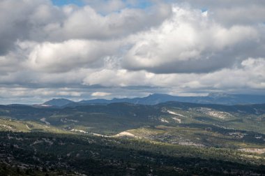 La Ciotat 'tan Cassis' e giden turistik rota D141, kumlu kireçtaşı uçurumları ve yeşil çam ormanları panoramik manzara, Fransa 'nın Provence kentinde tatil