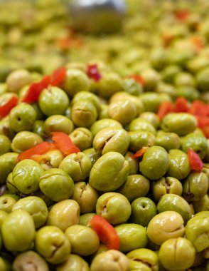 Malaga, Endülüs, İspanya 'daki çiftçi pazarında olgun turşulu yeşil zeytin çeşitleri