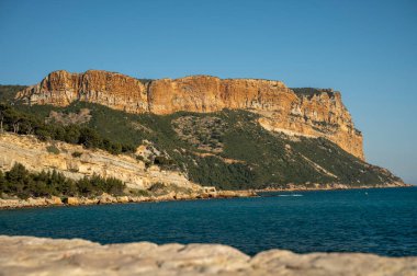 Provencal Cassis sahilinden manzara, Fransa 'nın Provence kentindeki Calanques Ulusal Parkı' na tekne gezisi